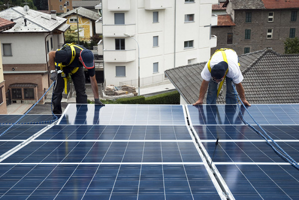 Installation de panneaux photovoltaïques avec système de stockage d'énergie  